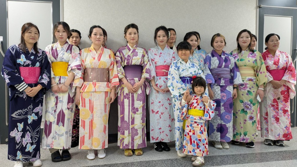 浴衣を着て盆踊りに参加された皆様